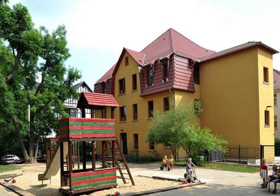 Fröhliche Kinder im Garten